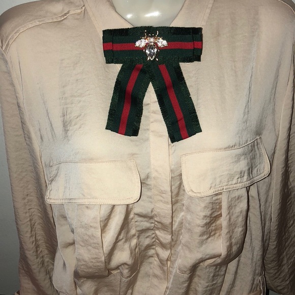 Beautiful accent bow tie brooch - Picture 4 of 5